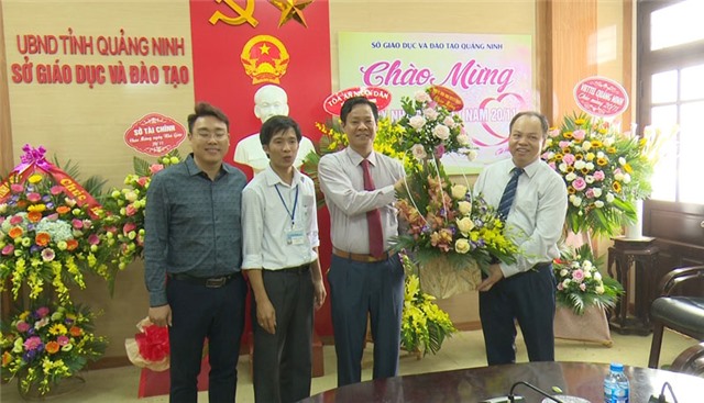 Đồng chí Phạm Tuấn Đạt, Ủy viên BTV Thành ủy, Phó Chủ tịch UBND thành phố chúc mừng Ngày nhà giáo Việt Nam