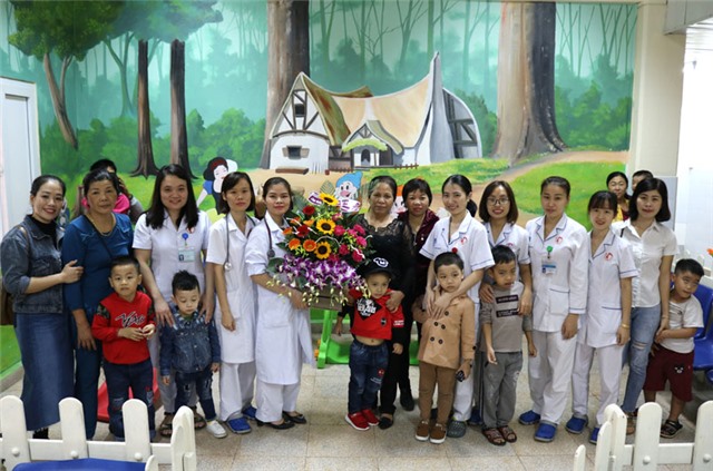 Những cô giáo mang áo blouse trắng