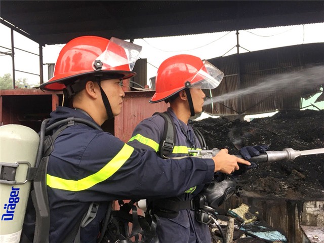 Dập tắt vụ cháy tại kho phế liệu Công ty TNHH một thành viên Anh Đức, phường Phương Đông
