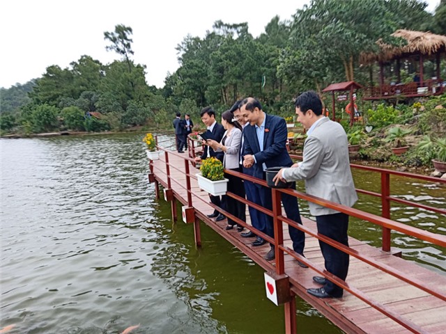 Đoàn Đại biểu Quốc hội khóa XIV tham quan chợ Cảnh Uông Bí và Hồ Yên Trung