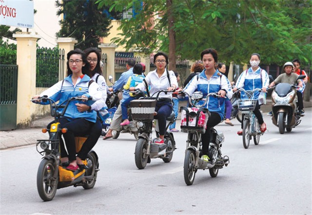 Có nên giới hạn tuổi người đi xe đạp, xe máy điện?