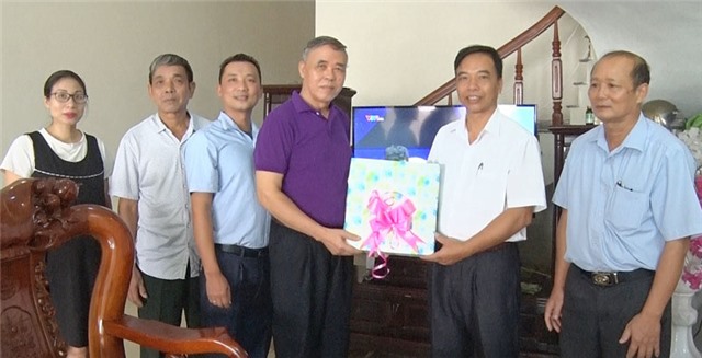 Tặng quà nguyên lãnh đạo MTTQ phường Quang Trung qua các thời kỳ
