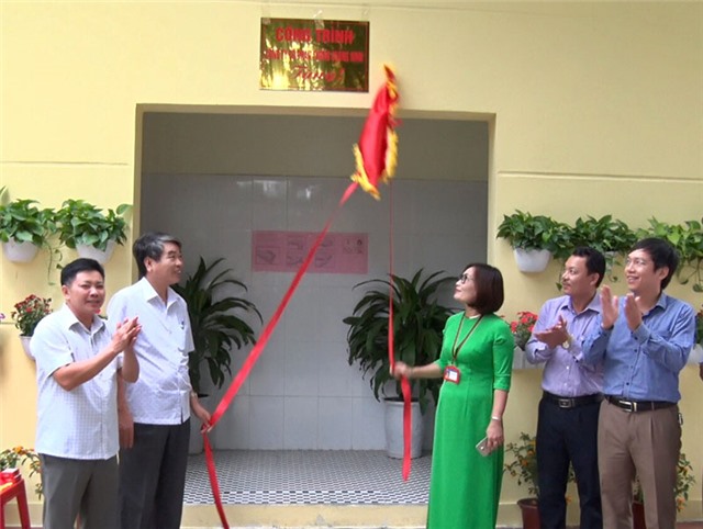 Khánh thành, bàn giao công trình Nhà vệ sinh Trường Tiểu học Phương Đông B