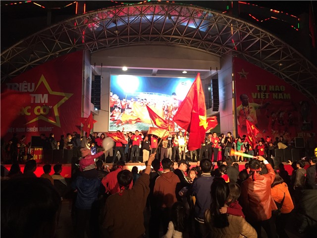 Hàng nghìn cổ động viên TP Uông Bí cháy hết mình cùng đội tuyển Việt Nam