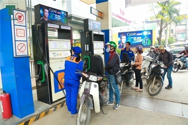 Người dân đổ mỗi lít xăng sẽ chịu thêm 4.000 đồng thuế môi trường từ 01/01/2019