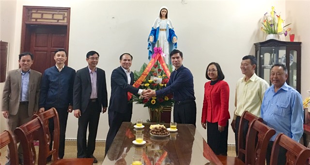 Bí thư Thành ủy Trần Văn Lâm chúc mừng giáng sinh Giáo xứ Chạp Khê 