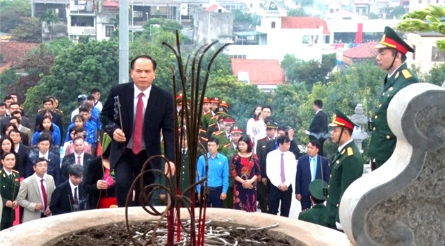 Dâng hương anh hùng liệt sỹ nhân kỷ niệm 74 năm ngày thành lập Quân đội nhân dân Việt Nam