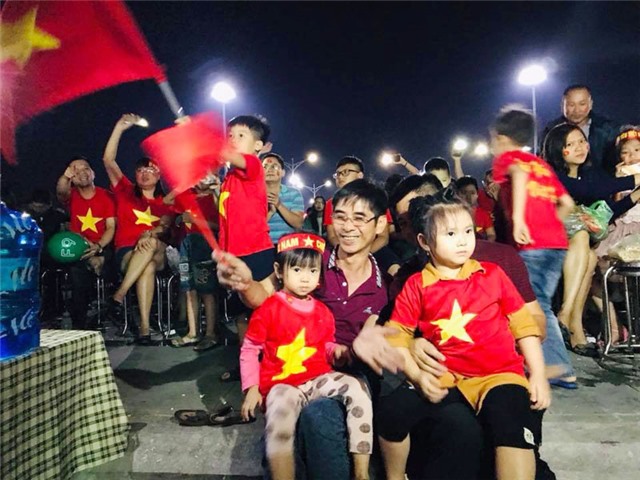 Hàng ngàn cổ động viên thành phố Uông Bí đồng hành cùng đội tuyển Việt Nam trong trận bán kết lượt về gặp Philippines tại AFF Cup 2018