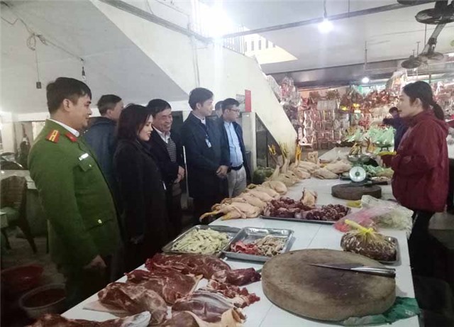 Đoàn liên ngành ATTP tỉnh kiểm tra tại thành phố Uông Bí