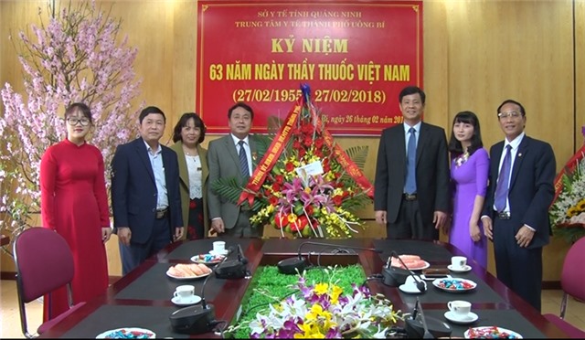 Đồng chí Phó Chủ tịch UBND thành phố Phạm Tuấn Đạt chúc mừng các đơn vị  y tế 