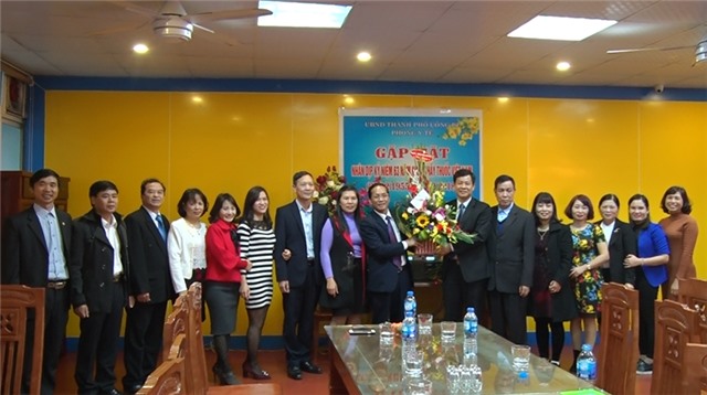 Đồng chí Phó Chủ tịch UBND thành phố Phạm Tuấn Đạt chúc mừng cán bộ, nhân viên ngành y tế 