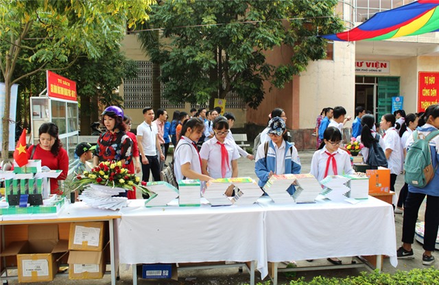 Làm rõ hơn thông tin về công tác thanh lọc tài liệu tại Thư viện thành phố Uông Bí