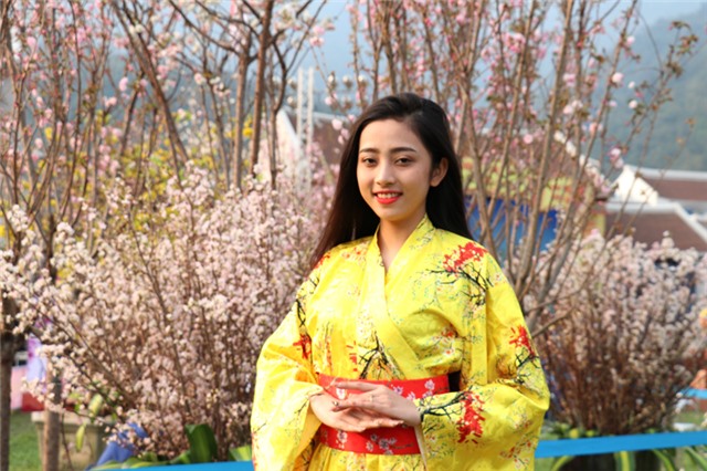 Đào - Mai khoe sắc dưới chân non thiêng Yên Tử