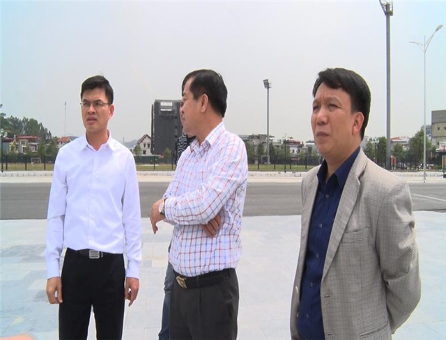 Đồng chí Nguyễn Mạnh Hà, Chủ tịch UBND thành phố kiểm tra thi công Quảng trường 25-2