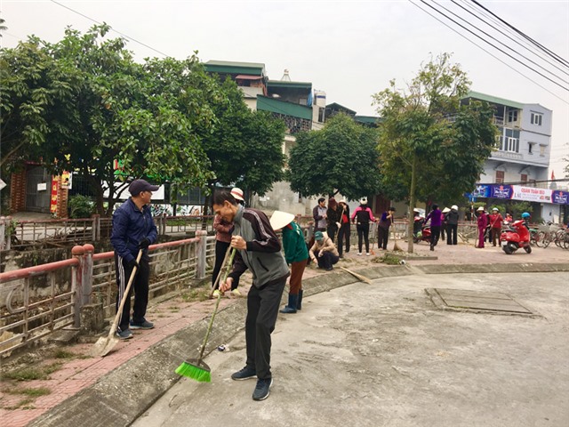 Phường Quang Trung ra quân dọn vệ sinh môi trường