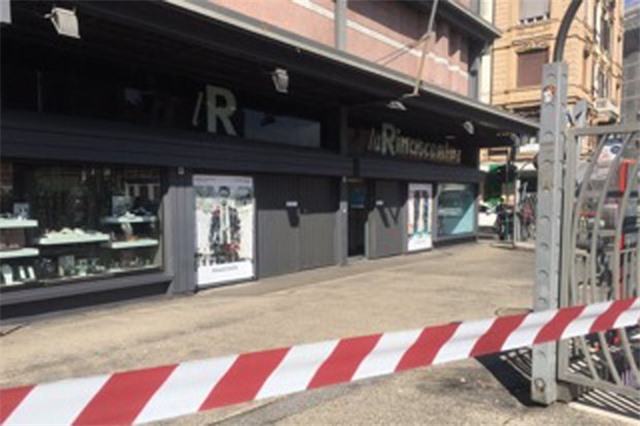 Hai trung tâm mua sắm ở Rome phải sơ tán do bị đe dọa đánh bom