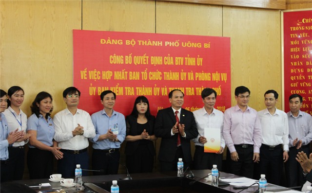 Công bố quyết định hợp nhất Ban tổ chức Thành ủy và Phòng nội vụ; Uỷ ban kiểm tra Thành ủy và Thanh tra nhà nước