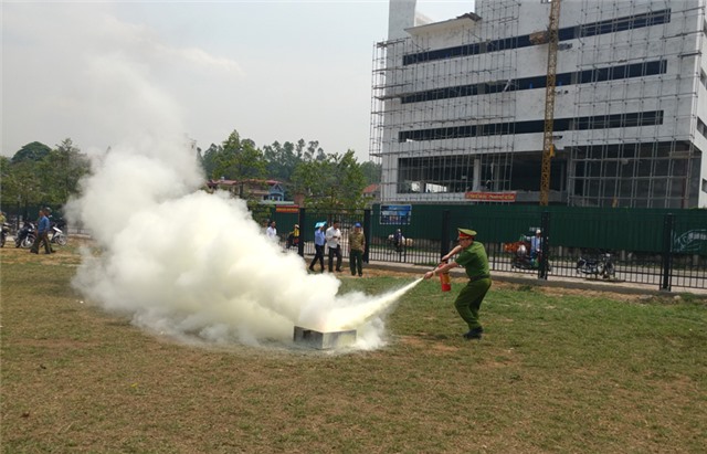 Tập huấn PCCC, CNCH cho lực lượng dân phòng phường Quang Trung
