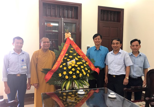 Lãnh đạo thành phố chúc mừng chức sắc Phật giáo nhân Đại lễ Phật đản Phật lịch 2562