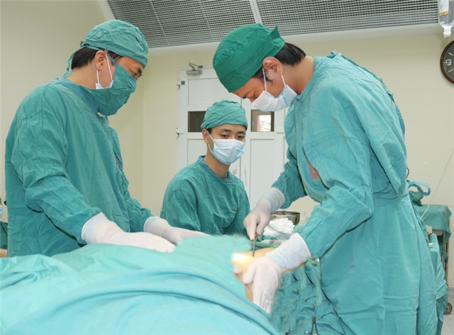Bệnh viện Việt Nam - Thụy Điển Uông Bí triển khai phẫu thuật hút mỡ nội soi và tạo hình thành bụng 