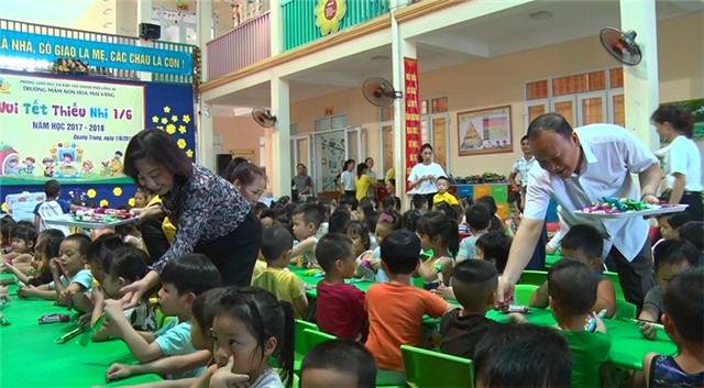 Phó Chủ tịch UBND tỉnh Vũ Thị Thu Thủy thăm, tặng quà Ngày Quốc tế thiếu nhi 