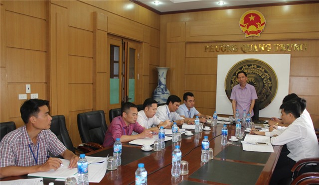 Đồng chí Nguyễn Đình Trung, Phó Chủ tịch UBND thành phố kiểm tra quản lý xây dựng đô thị tại phường Quang Trung