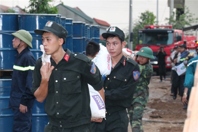 Công ty CP Thông Quảng Ninh cảm ơn các lực lượng tham gia chữa cháy