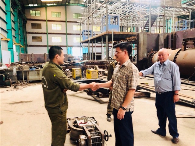 Chủ tịch UBND thành phố Nguyễn Mạnh Hà thăm, làm việc tại Nhà máy chế tạo thiết bị nâng hạ, Công ty CP Tập đoàn Công nghiệp Quang Trung