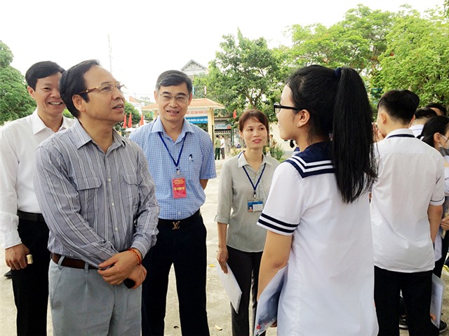 Phó Chủ tịch UBND tỉnh Quảng Ninh Đặng Huy Hậu kiểm tra công tác phòng thi, động viên thí sinh và cán bộ coi thi tại Điểm thi Trường THPT Uông Bí