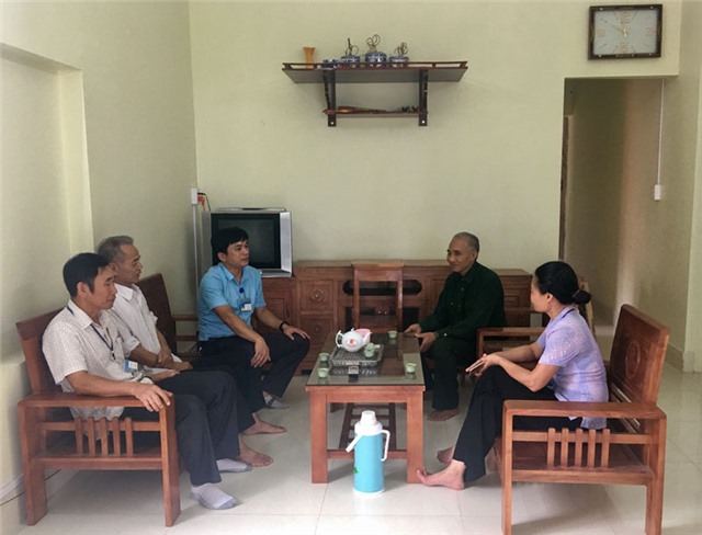 Phường Trưng Vương thăm, tặng quà người có công