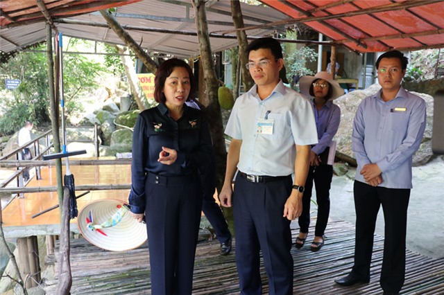 Phó Chủ tịch UBND tỉnh Vũ Thị Thu Thủy kiểm tra hoạt động phát triển sản phẩm du lịch tại TP Uông Bí