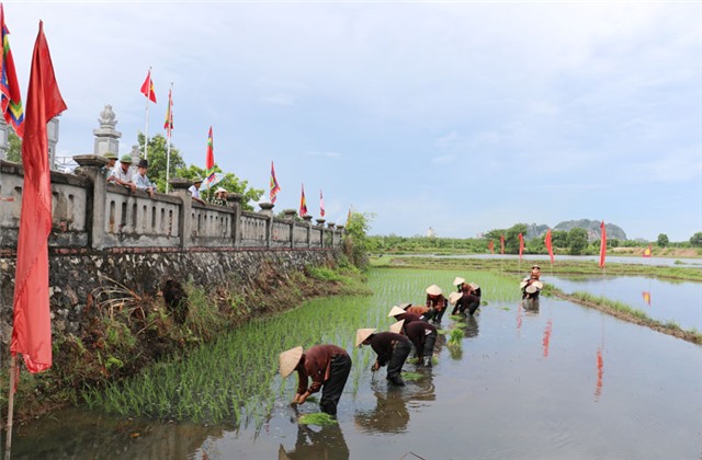 “Lễ hội xuống đồng” xã Điền Công năm 2018
