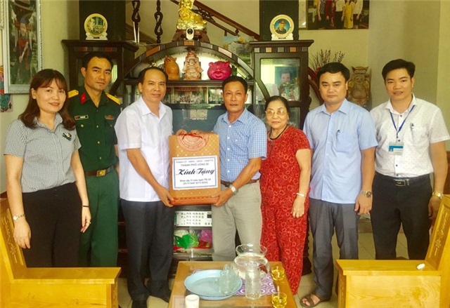 Lãnh đạo thành phố thăm, tặng quà người có công nhân kỷ niệm 71 năm ngày thương binh liệt sỹ 27-7 (1947-2018)