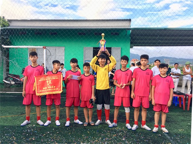 Bế mạc Giải bóng đá thiếu niên phường Yên Thanh năm 2018