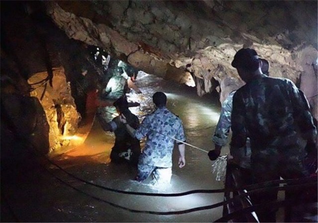 Đội bóng Thái Lan mất tích 9 ngày trong hang còn sống