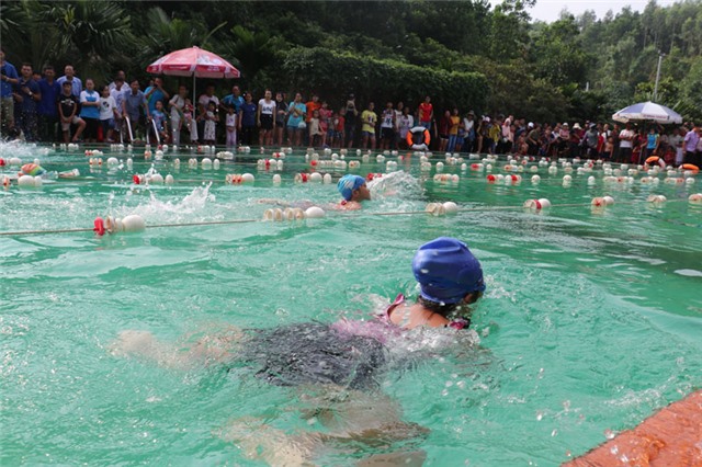 Sôi nổi giải bơi đầu tiên dành cho thanh thiếu nhi thành phố Uông Bí 