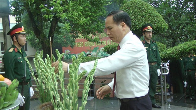 Dâng hương tưởng nhớ Bác Hồ, tri ân anh hùng Liệt sỹ dịp Quốc khánh 2-9