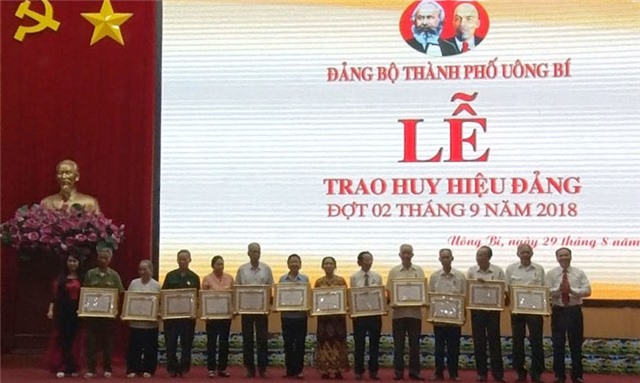 86 đảng viên được trao huy hiệu Đảng đợt 2-9