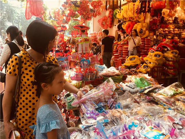 Tết Trung thu: Đồ chơi trung thu "made in Viet Nam" ngày càng chiếm ưu thế
