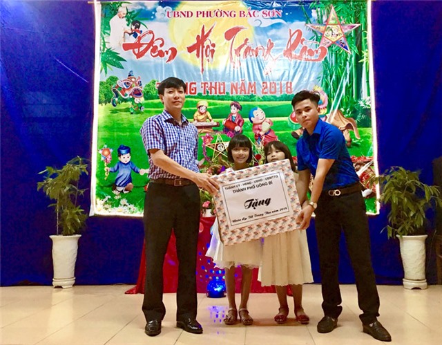 Đồng chí Đỗ Trường Sơn tặng quà Trung thu thiếu nhi khu 9, phường Bắc Sơn