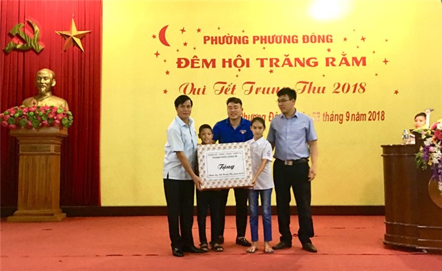 Đồng chí Đặng Đình Sách, Phó Chủ tịch UBND thành phố tặng quà trung thu tại phường Phương Đông