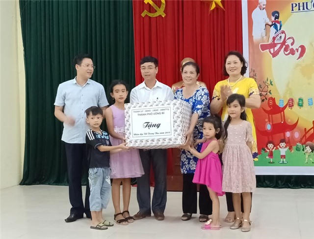 Đồng chí Đào Ngọc Sơn, Chủ tịch Ủy ban MTTQ thành phố tặng quà thiếu nhi khu Núi Gạc - phường Yên Thanh