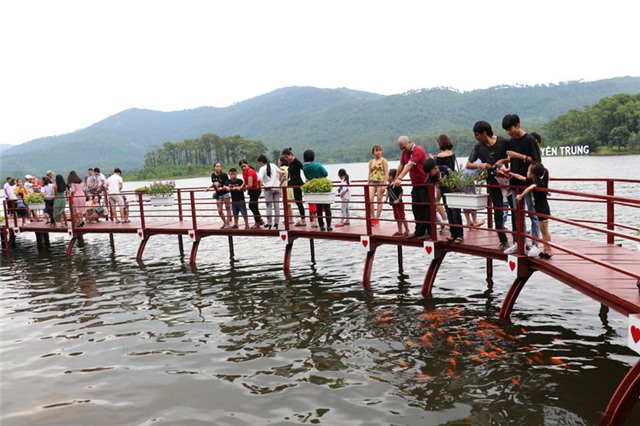 Khách du lịch không ngừng “đổ bộ” đến Hồ Yên Trung