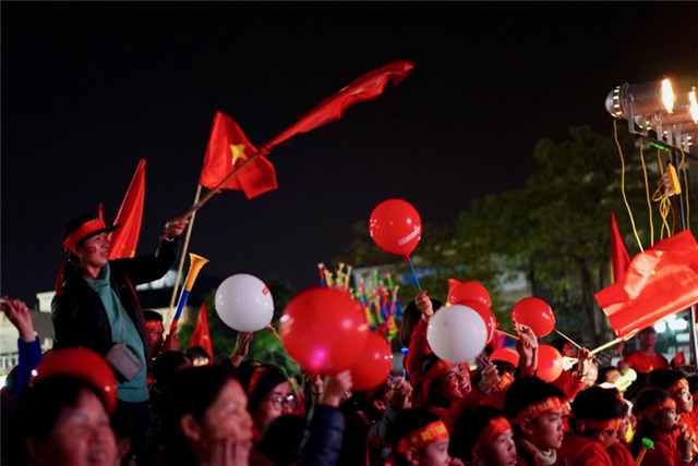 Tuyển bóng đá Việt Nam giành tấm vé đầu tiên vào tứ kết Asian Cup 2019: người hâm mộ thành phố Uông Bí vỡ òa cảm xúc