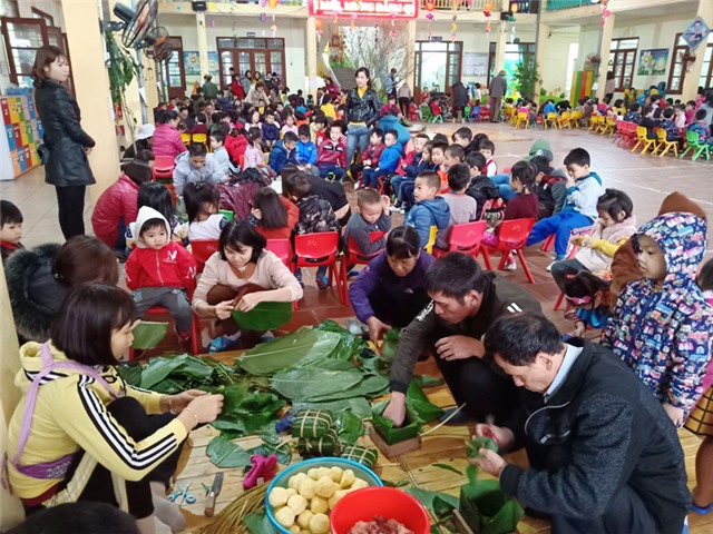 Mầm non Thanh Sơn: Thú vị ngoại khóa gói bánh chưng đón Tết