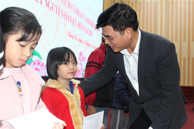 TP Uông Bí: trao 286 suất quà Tết cho đối tượng chính sách