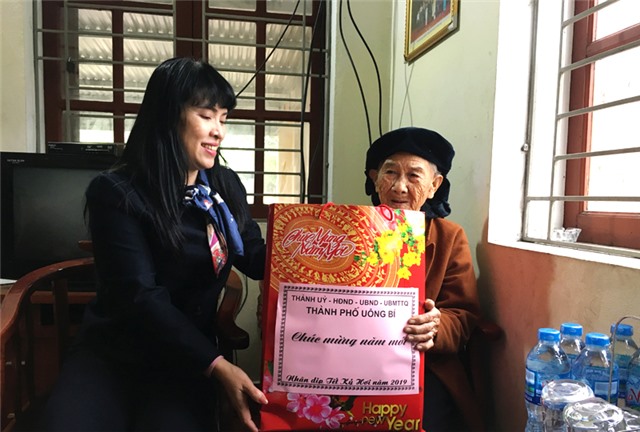 Phó Bí thư Thường trực Thành ủy Hoàng Thị Hà tặng quà, chúc Tết người có công