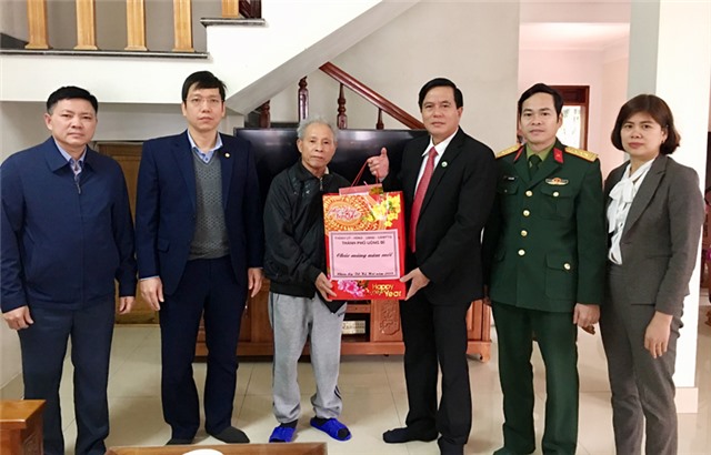 Phó Chủ tịch UBND thành phố Đặng Đình Sách tặng quà Tết người có công