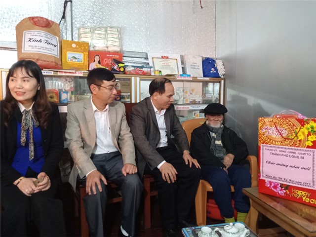 Bí thư Thành ủy Trần Văn Lâm tặng quà, chúc Tết người có công