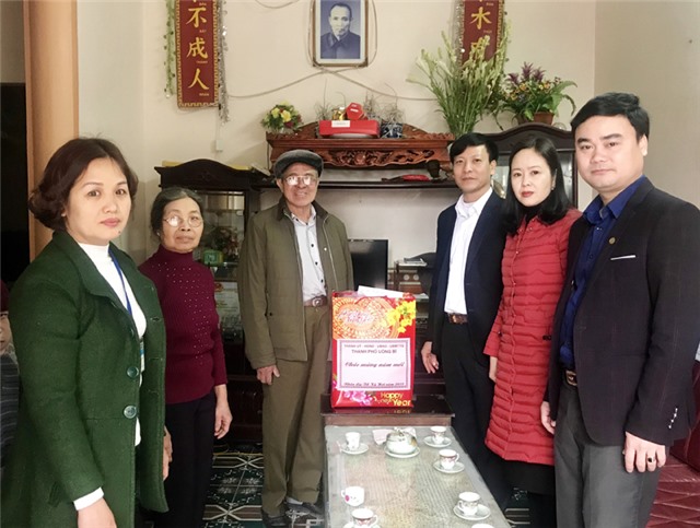 Đồng chí Đỗ Trường Sơn, Phó Chủ tịch HĐND thành phố thăm, chúc Tết người có công tại phường Quang Trung, Nam Khê